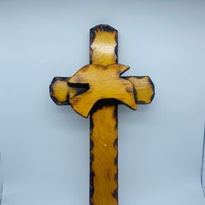Handgeschnitztes Holzkreuz mit Taube: Rustikale Volkskunst, signiert