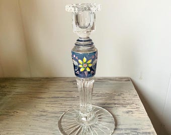 Candelabro bohemio de cristal checo con flores azules y blancas pintadas a mano.