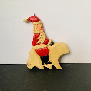 Ornamento di Babbo Natale di arte popolare Par Bear intagliato a mano e firmato dall&#39;artista