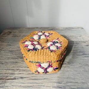 Vintage Woven Natural Straw Basket With Lid Shells Embroidered Raffia Flowers Trinket Box Sewing Notions Storage