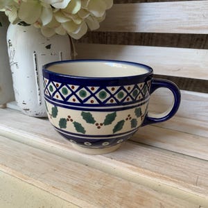 Tazza da zuppa in ceramica polacca di Boleslawiec, con pois blu e bianchi e foglie.