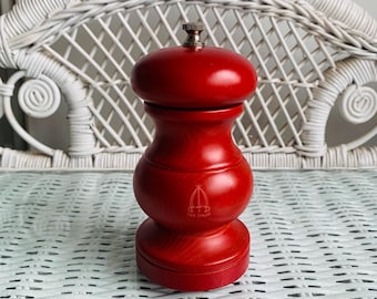 Vintage Pepper Grinder Tres Spade Red Wood Made In Italy Retro Kitchen Ware