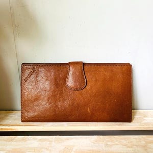 Cartera vintage Spigola de piel italiana color coñac, cierre magnético, 9 compartimentos para tarjetas y 4 para billetes, para hombre o mujer.