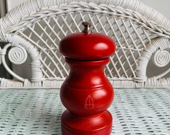 Vintage Pepper Grinder Tres Spade Red Wood Made In Italy Retro Kitchen Ware