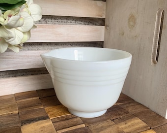 Pyrex Ribbed Mixing Bowl 32 Ounces Milk Glass Pour Spout Vintage Kitchen