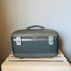 Vintage American Tourister Tri TaperTrain Case Blue Gray Carry On Travel Makeup Case Hard Shell Retro Decor Movie Photo Props