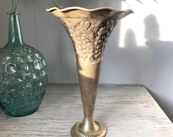 Jarrón antiguo de plata chapada con forma de trompeta, diseño de uvas y hojas en relieve, bonita pátina, jarrón antiguo único.