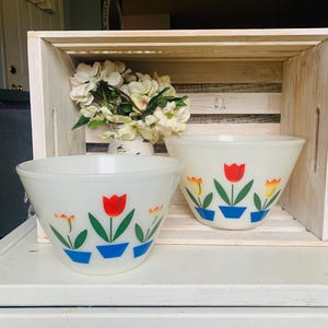Vintage Fire King Tulip Mixing Bowls (9 1/2", 8 1/2") – Retro Kitchenware