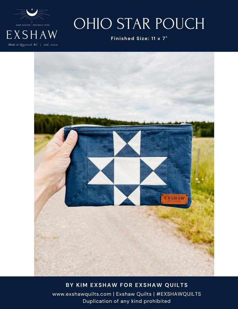 Puede incluir: Una bolsa Ohio Star azul marino con un dise&ntilde;o de estrella blanca. La bolsa est&aacute; acolchada y tiene cierre de cremallera. Tama&ntilde;o final: 28 x 18 cm. La marca EXSHAW es visible en la bolsa y en una etiqueta de cuero.