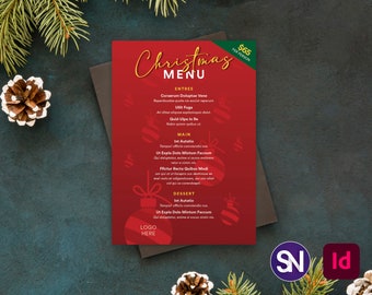Könnte beinhalten: Eine rote Weihnachtsmenükarte mit goldfarbenen Buchstaben und Ornamentillustrationen. Die Speisekarte umfasst Vorspeisen, Hauptgerichte und Desserts. Der Preis beträgt 65 $ pro Person. Die Speisekarte befindet sich auf einem dunklen Hintergrund mit Tannennadeln und Tannenzapfen.