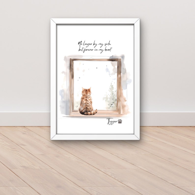 Puede incluir: Una pintura de acuarela de un gato mirando por una ventana. El texto "No longer by my side, but forever in my heart" est&aacute; escrito sobre el gato. El nombre del gato "Tigger" est&aacute; escrito debajo del gato con una huella de pata.