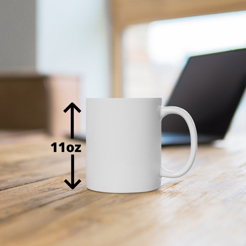 Op de afbeelding: Een witte keramische mok met een handvat. De mok heeft een inhoud van 11 ounce.