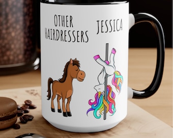 Peut inclure: Une tasse en céramique blanche avec un bord et une poignée noirs. La tasse présente un graphique d'un cheval brun et d'une licorne sur un poteau. Le texte "Other Hairdressers" est sur le côté gauche de la tasse et le texte "Jessica" est sur le côté droit de la tasse.