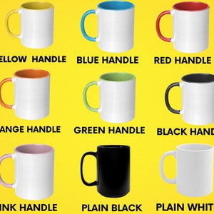 Op de afbeelding: Negen witte keramische mokken met verschillende gekleurde handvatten. De handvatten zijn geel, blauw, rood, oranje, groen, zwart, roze en effen zwart. De laatste mok is effen wit.