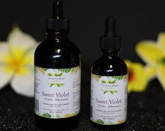 Puede incluir: Dos botellas de suplemento dietético herbal Sweet Violet (Viola Odorata), sin alcohol. Las botellas son de vidrio marrón con goteros negros y etiquetas blancas. La botella más grande es de 4 fl oz (120 ml) y la botella más pequeña es de 2 fl oz (60 ml).