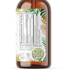 Op de afbeelding: Een bruine fles van het supplement Herbal Wellness Hawaii LLC. Het etiket bevat voedingsfeiten, ingredi&euml;nten en de tekst "Made in USA, Hawaii". De fles bevat 60 porties, met 860 mg biologische zaagpalm per portie.