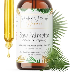 Op de afbeelding: Een bruine glazen fles met Herbal Wellness Hawaii Saw Palmetto supplement. Het etiket bevat tekst en botanische illustraties. De fles bevat 120 ml alcoholvrij supplement.