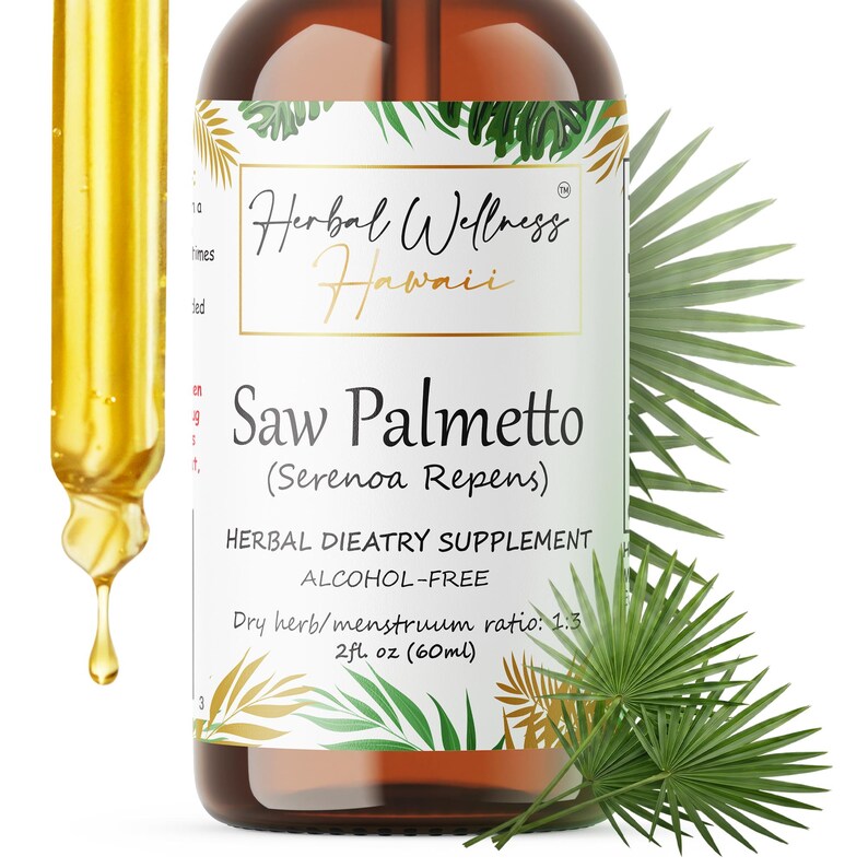 Op de afbeelding: Een bruine glazen fles van Herbal Wellness Hawaii Saw Palmetto supplement. Het etiket bevat tekst en botanische illustraties. De fles bevat 60 ml alcoholvrij kruidensupplement.