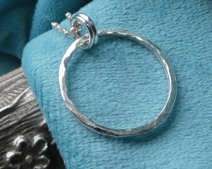 Hammered Sterling Silver Circle Pendant Necklace, Handcrafted Textured Minimalist Hoop Pendant Necklace for Everyday Wear, Modern Jewellery