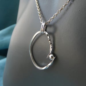 Colar com pingente circular de prata esterlina martelada, joia artesanal minimalista oblonga assimétrica de prata maciça, Reino Unido