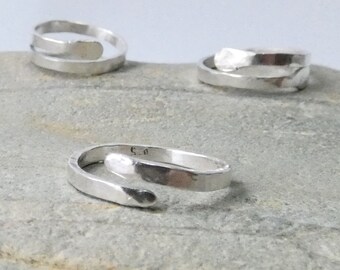 調節可能なシルバーのトゥリング、手作りの槌目模様の調節可能なスターリングシルバーのトゥリング、職人のシルバーボディジュエリー、貴金属ジュエリー