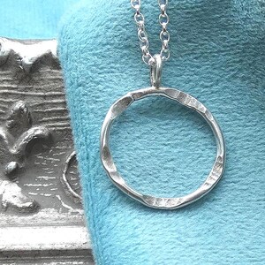 Mały naszyjnik z wisiorkiem w kształcie koła ze srebra próby 925, ręcznie wykonana minimalistyczna biżuteria współczesna z litego srebra, wisiorek w kształcie koła