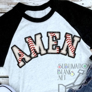 Può includere: Una maglietta raglan a tema baseball con la scritta "AMEN" in un font a punto baseball. La maglietta ha un corpo grigio chiaro e maniche nere. Un paio di scarpe da ginnastica bianche e nere e jeans blu sono anche nell'immagine.