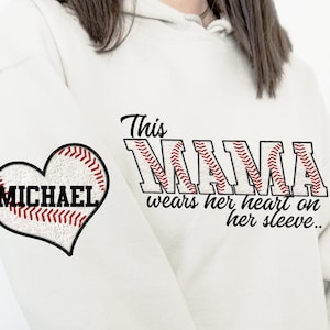 BÉISBOL SOFTBOL Png Esta MAMÁ lleva su corazón en la manga Parche de CHENILLA sintética Png Diseños de sublimación Descarga digital Diseño de camiseta de mamá