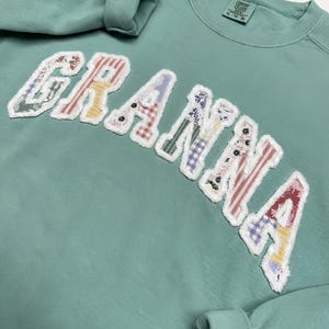 Lux Comfort Colors 1566| Individuell besticktes Sweatshirt mit Namen |GRANNA Patchwork Applikation + Chenillegarn handgemachter Pullover | Muttertagsgeschenke