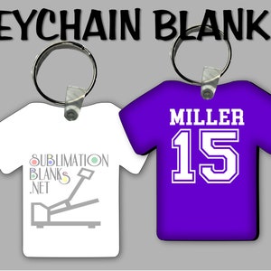 Puede incluir: Dos llaveros en forma de camiseta con anillas plateadas. Uno es blanco con el texto "SUBLIMATION BLANKS .NET" y un gr&aacute;fico. El otro es morado con "MILLER 15" en blanco. Las palabras "KEYCHAIN BLANKS" est&aacute;n arriba.