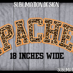 Puede incluir: Un diseño de sublimación PNG con la palabra "APACHES" en una fuente audaz y arqueada. Las letras tienen un estampado de leopardo con un contorno naranja. El diseño mide 45,7 cm de ancho y está sobre un fondo de vetas de madera gris.