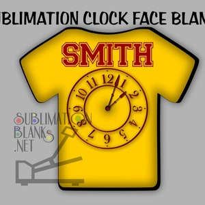 Puede incluir: Un espacio en blanco para sublimaci&oacute;n de esfera de reloj amarilla con forma de camiseta. La palabra "SMITH" est&aacute; impresa en letras rojas en la parte superior. Una esfera de reloj con manecillas y n&uacute;meros rojos est&aacute; en el centro. El texto "SUBLIMATION CLOCK FACE BLANKS" est&aacute; en la parte superior.