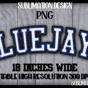 Può includere: Un design digitale con la parola "BLUEJAYS" in un carattere in grassetto in stile collegiale con una combinazione di colori blu e bianco. Il design è largo 45,7 cm e include il testo "SUBLIMATION DESIGN PNG".