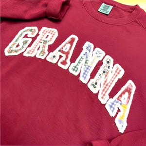 Bluza Granna HAFTOWANA, personalizowana, patchworkowa, z włóczki Chenille, prezent dla babci, mamy, dostępne są spersonalizowane imiona na rękawie