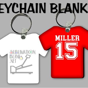 Puede incluir: Dos llaveros en blanco con forma de camiseta. Uno es blanco con el texto "Sublimation Blanks .net" y un gr&aacute;fico. El otro es rojo con el nombre "MILLER" y el n&uacute;mero "15" en blanco. Las palabras "KEYCHAIN BLANKS" est&aacute;n arriba.