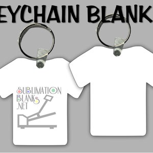 Puede incluir: Llaveros en blanco con forma de camiseta blanca con llaveros plateados. Un llavero tiene el texto "SUBMLIMATION BLANKS .NET" y un gr&aacute;fico gris de una prensa de calor. El texto "KEYCHAIN BLANKS" est&aacute; encima de los llaveros.