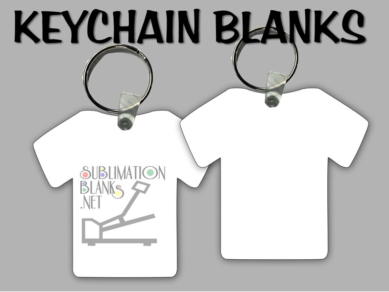 Puede incluir: Llaveros en blanco con forma de camiseta blanca con llaveros plateados. Un llavero tiene el texto "SUBMLIMATION BLANKS .NET" y un gr&aacute;fico gris de una prensa de calor. El texto "KEYCHAIN BLANKS" est&aacute; encima de los llaveros.