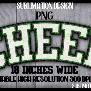 Op de afbeelding: Een digitaal sublimatieontwerp met het woord "CHEER" in een lettertype in collegestijl. De tekst is wit met een groene omtrek en zwarte rand, tegen een grijze houtnerf achtergrond. Het ontwerp is 45,7 cm breed.