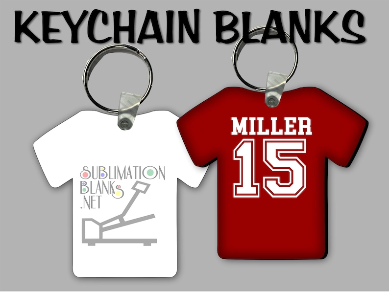 Puede incluir: Dos llaveros en blanco con forma de camiseta. Uno es blanco con el texto "SUBMLIMATION BLANKS .NET" y un gr&aacute;fico. El otro es rojo con el nombre "MILLER" y el n&uacute;mero "15" en blanco.