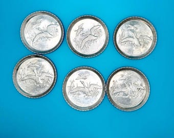 Posavasos vintage de aluminio MCM con escena de patos en el pantano (6 unidades)