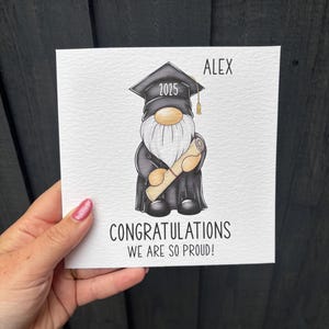 Carte de voeux de remise des diplômes félicitations gonk gnome homme fille université gcse souvenir personnalisé