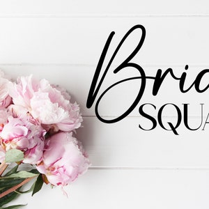 Op de afbeelding: Een boeket roze pioenrozen met groene bladeren op een wit houten oppervlak. De woorden "Bride SQUAD" zijn in zwart schrift geschreven. Thema: bruiloft of bruidsfeest.