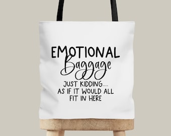Op de afbeelding: Witte tote bag met zwarte tekst die "Emotional Baggage Just Kidding... As If It Would All Fit In Here" zegt