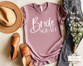 Op de afbeelding: Een mauve t-shirt met de tekst "Bride Squad" in witte letters.
