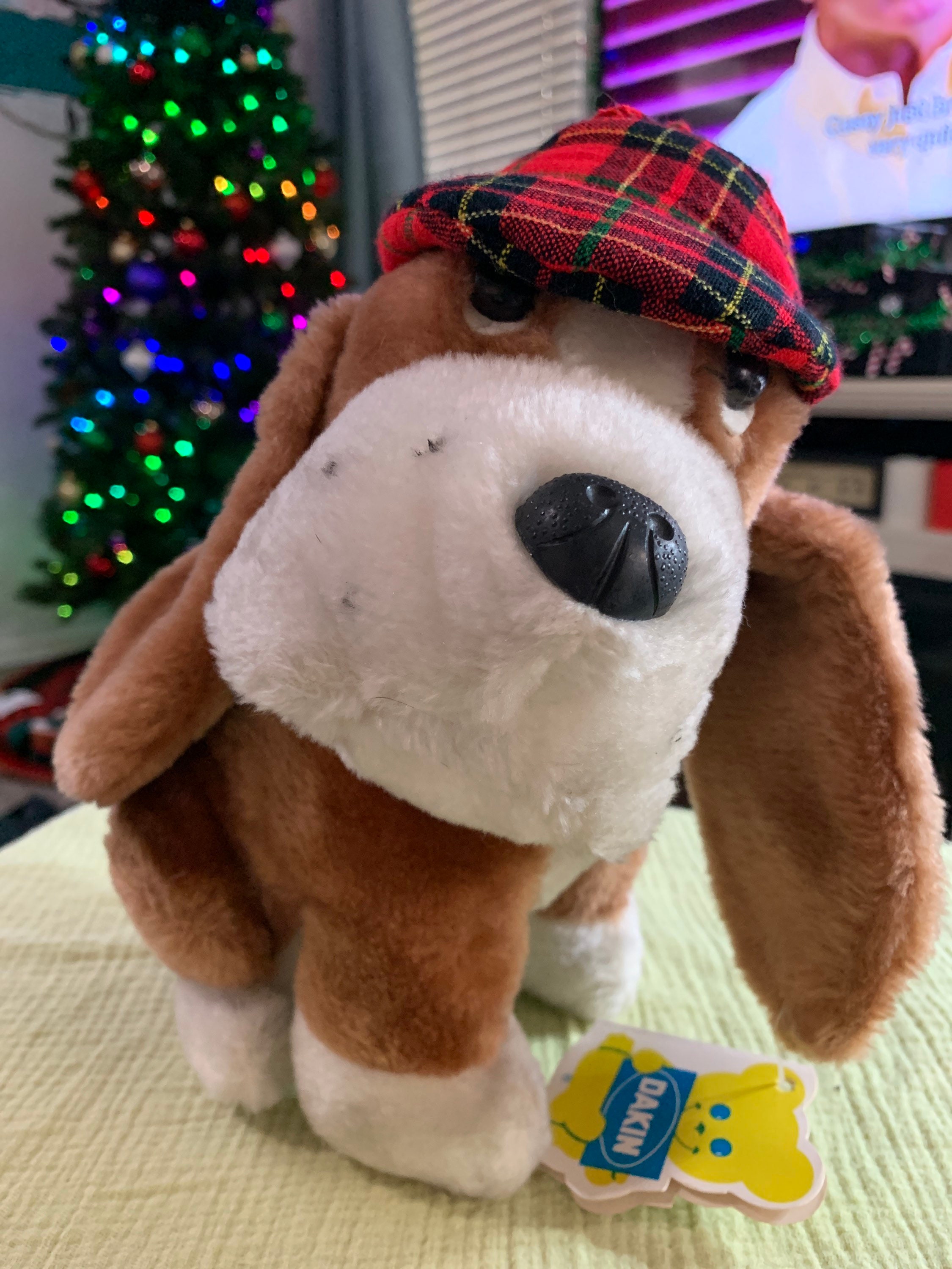 permanent vacation 中古品　Shaky Hound Vintage 1978 Dakin Shylock Basset Hound Detective Dog Plush. NWT