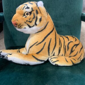 Tigre acostando felpa México