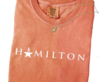 Camiseta Hamilton Comfort Colors®, Camiseta de musical de Broadway, Camiseta con estilo teatral vintage, Camiseta con estética de obra histórica, Camiseta de artes dramáticas