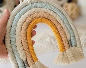 Arco-íris em macramê, decoração em tons pastel para quarto de bebê, enfeite de parede para quarto infantil.