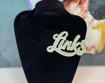 Broche LINKS Oversized com Pérolas e Strass em Estilo Cursivo