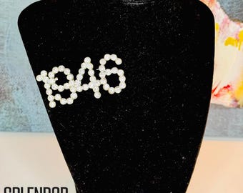 The LINKS Clear/White 1946 Rhinestone pin